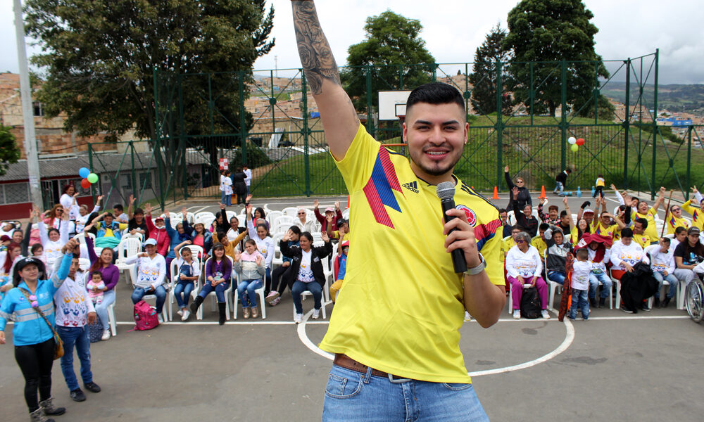 Cristian Santos artista local interpretando lo mejor de la música popular